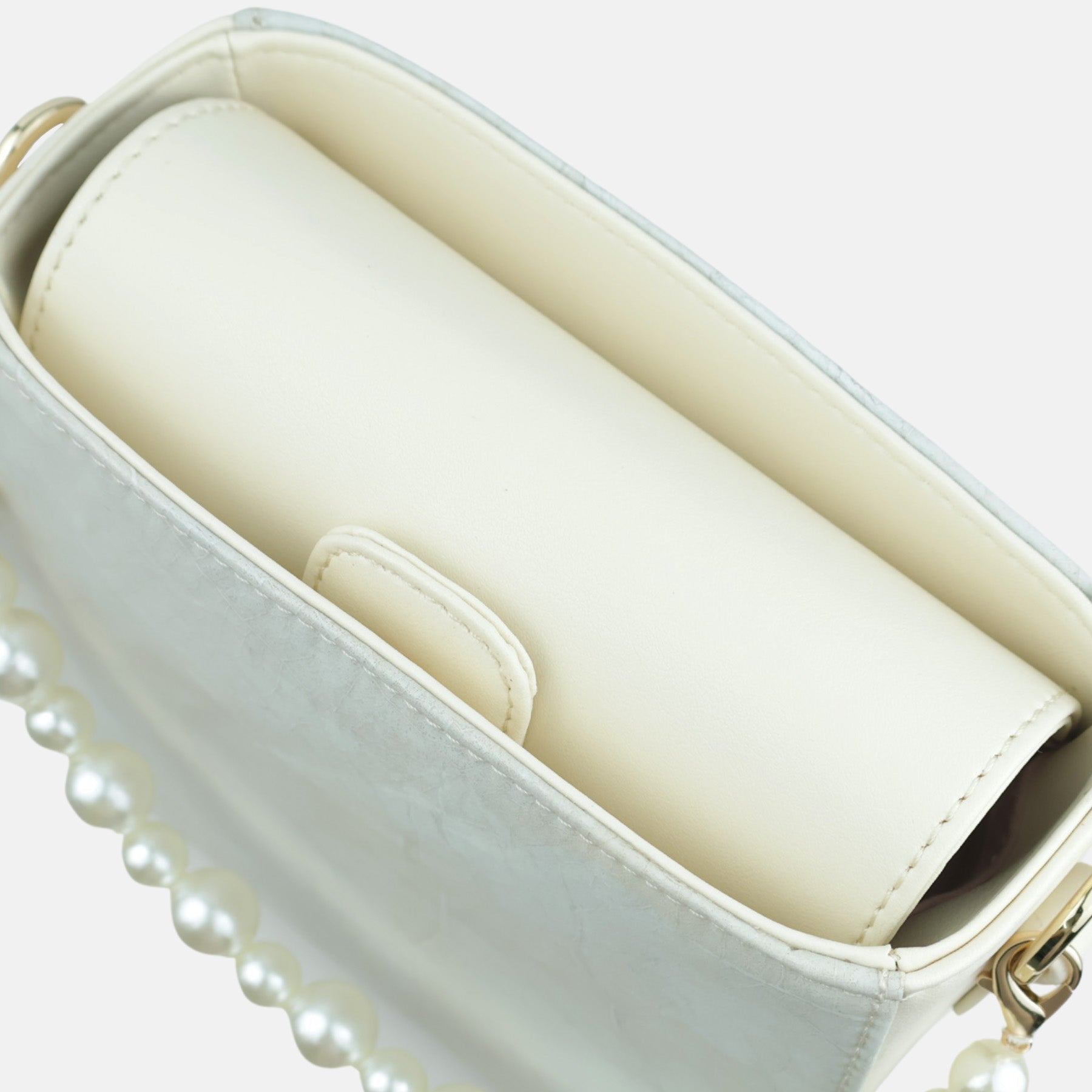Thamon Pearl Ivory White bag interior, revealing the clean and functional space for essentials, typical of Thamon's leaf leather designs.