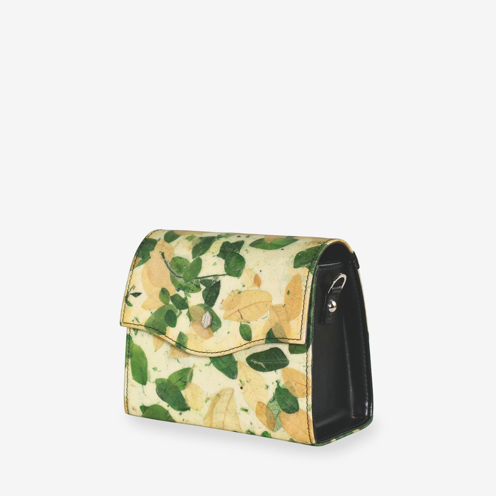 Three-quarter view of the Box Bag in Camouflage 2, showing the structured shape, Leaftex surface and black side panel.