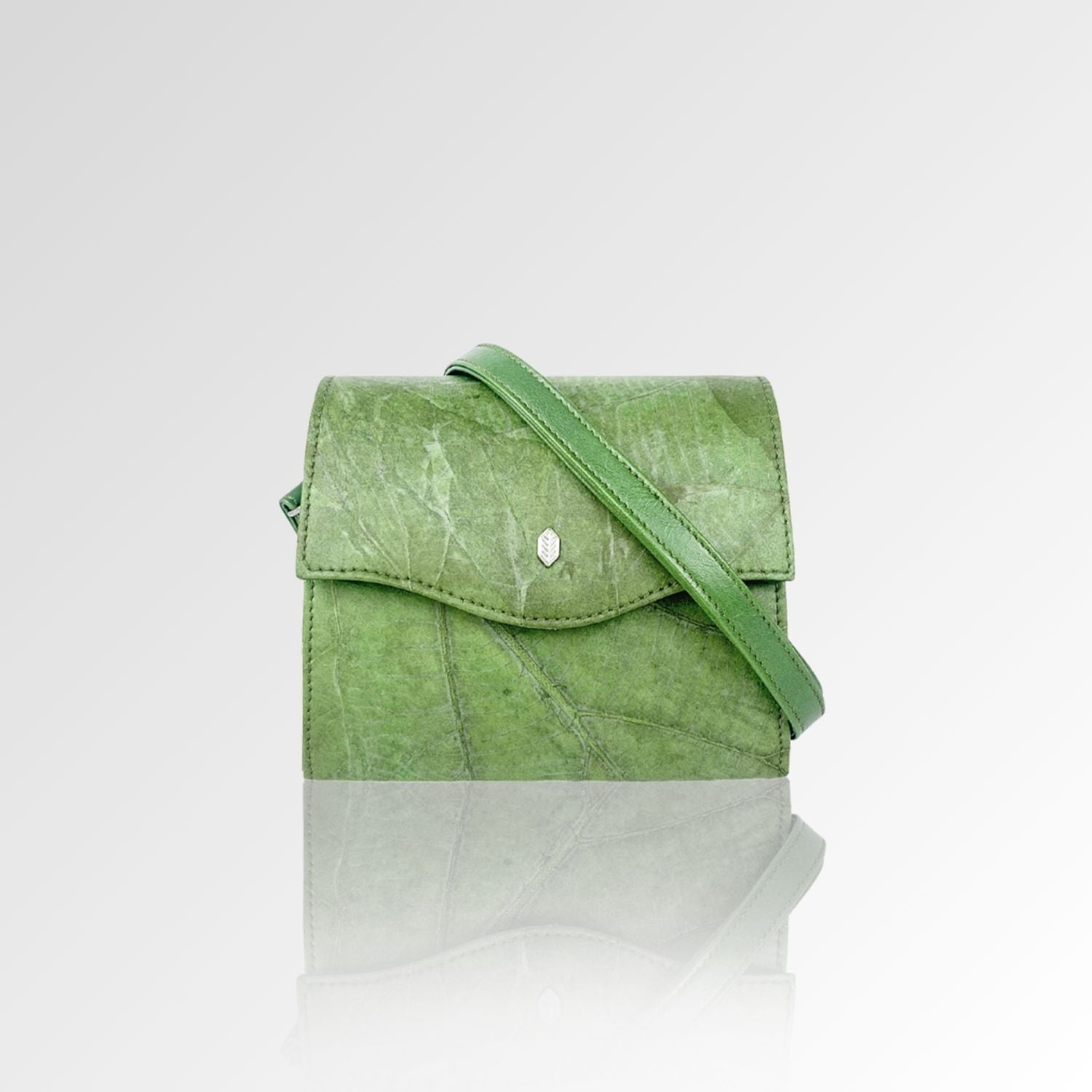 Forest green Leaftex handbag representing Thamon’s women’s bag collection in various colors and styles