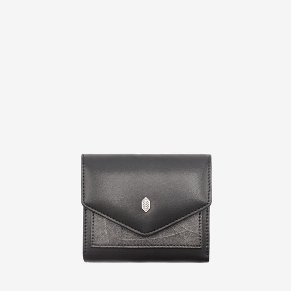 Front view of the Milly Compact Wallet in black leaf leather by Thamon, highlighting its elegant design and Thamon logo.