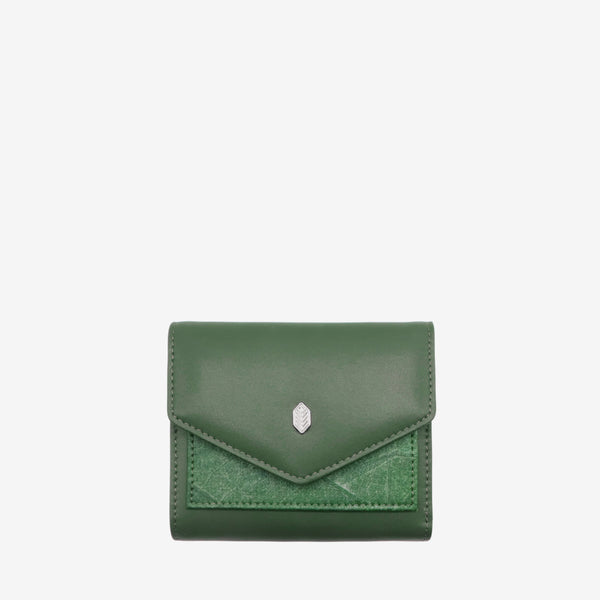 Front view of the Milly Compact Wallet in forest green leaf leather by Thamon, highlighting its elegant design and Thamon logo