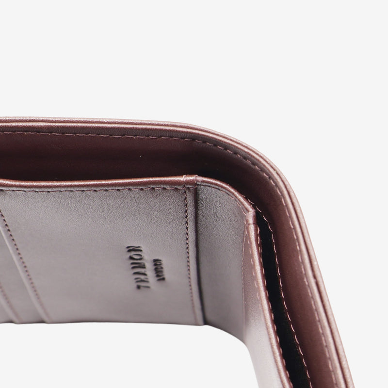 Detailed view of the cash compartment in the Milly Compact Wallet in spice brown by Thamon, showcasing the spacious and well-crafted design.