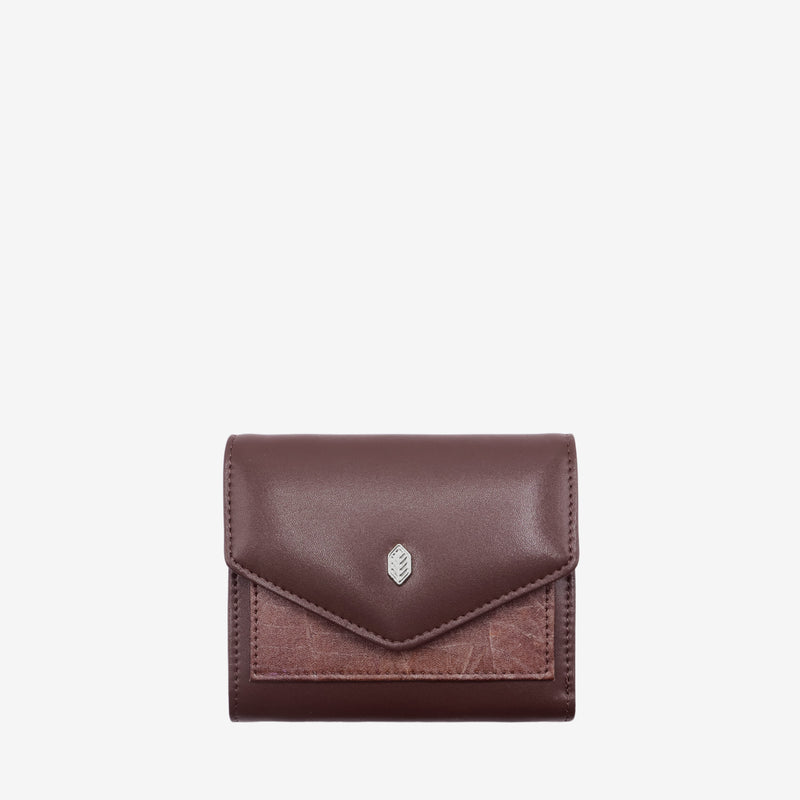 Front view of the Milly Compact Wallet in spice brown leaf leather by Thamon, highlighting its elegant design and Thamon logo.