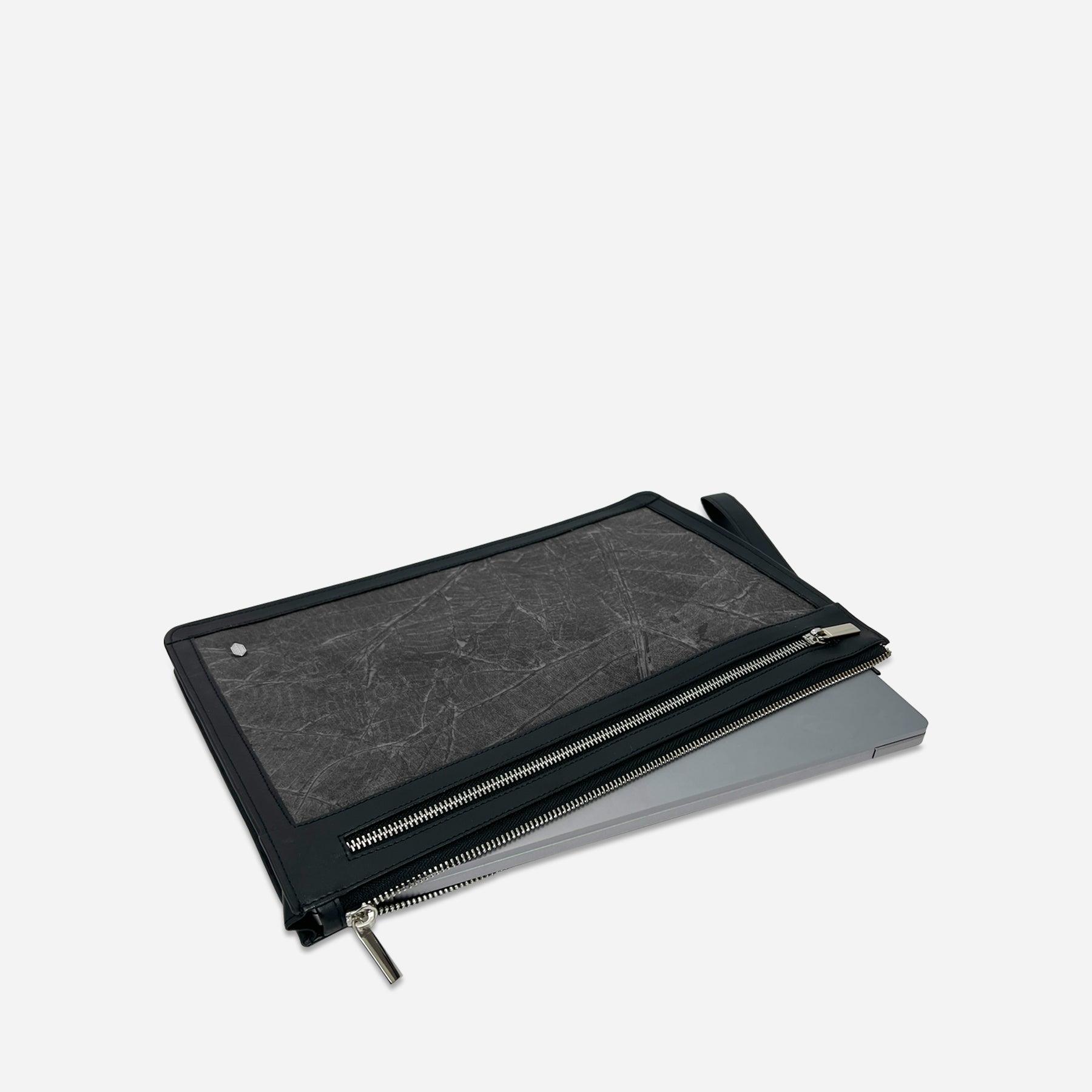 Top Black Dylan Pouch by Thamon