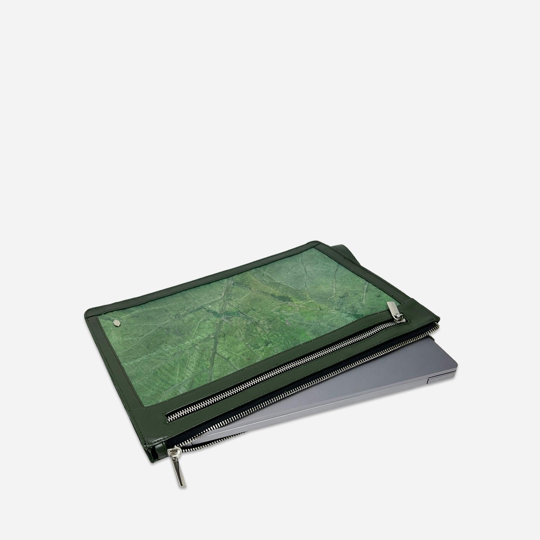 Top Forest Green Dylan Pouch by Thamon